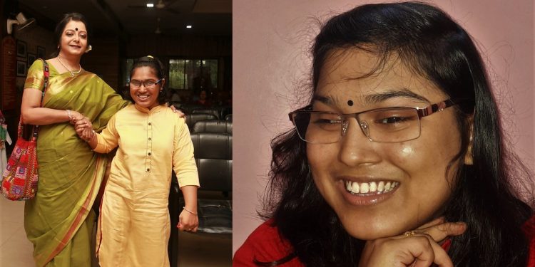 অসম্ভবকে হেলায় হারিয়ে বাচিক শিল্পী দেবস্মিতা আজ মানুষের অনুপ্রেরণা!