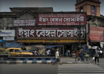 হাল আমলের শপিং মলকে দিব্যি টক্কর দিতে পারে বাঙালির এই বস্ত্র প্রতিষ্ঠান!