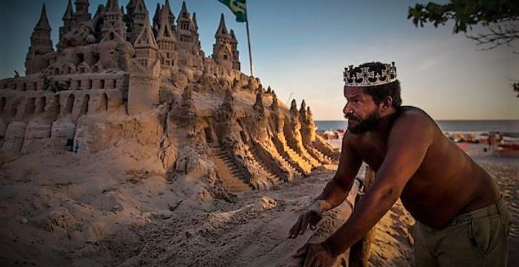 আস্ত এক বালির দুর্গের রাজা! বই বিক্রি করেই তাঁর পেট চলে