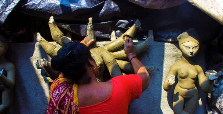 তিলোত্তমার শিল্পীদের ছোঁয়ায় প্রতিমায় প্রাণ প্রতিষ্ঠার সাতকাহন!