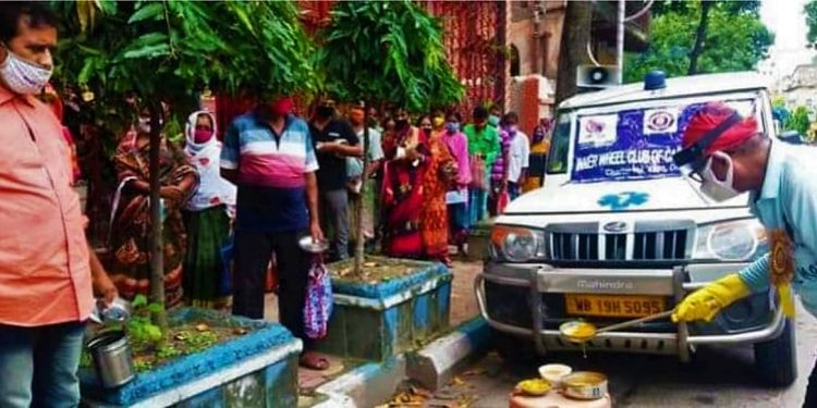 হাসপাতালে রোগী-রাতজাগা আত্মীয়দের পেট ভরাচ্ছেন ‘হসপিটাল ম্যান’ পার্থ!