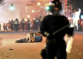 দাঙ্গাকারীরা থেমে গেল যুগলের চুম্বনের সামনে!