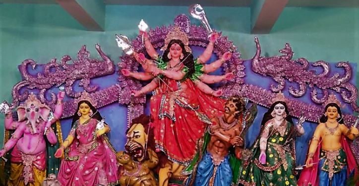 সাবেকিয়ানায় ভরপুর ইসলামপুরের এই দুর্গা কাঠামো তৈরি মুসলিমের হাতে!