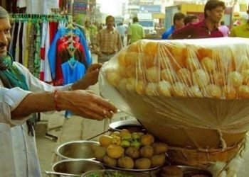 হয়েছে কন্যা সন্তান! আনন্দে আত্মহারা বাবা খাওয়ালেন ৫০ হাজার টাকার ফুচকা