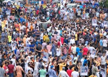 ধর্মীয় দাঙ্গাকারীর বিরুদ্ধে গর্জালো বাংলাদেশ, ধর্ম নির্বিশেষে রাস্তায় মানুষ!