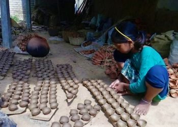 চিনা আলোয় প্রদীপ ভুলছে বাঙালি, তবুও আশাবাদী দিনাজপুরের মৃৎ শিল্পীরা