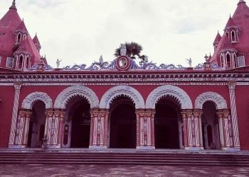 চাঁচল রাজবাড়ির দুর্গা পুজো, মায়ের আগমনে লন্ঠনে আলো দেখায় মুসলিমরা