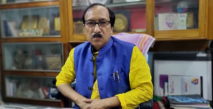 “একজন ডাক্তার গুরুগম্ভীর নয়, মানুষের সঙ্গে মাতবেন” – প্রদীপ কুমার দাস