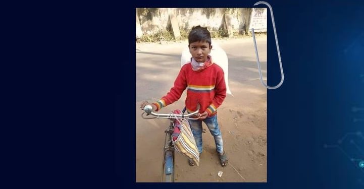 স্বপ্নের দাম ৩২০ টাকা, মুড়ির ঝোলা হাতে বেড়িয়ে পড়ে ক্লাস টেনের রাখহরি!