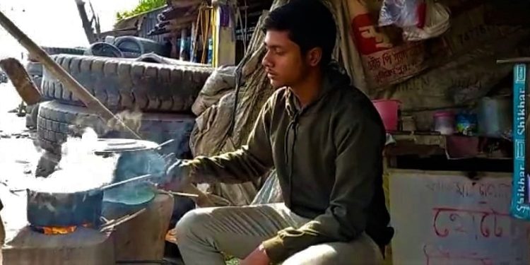 Daily News Reel - Tea Seller Wins the Chance to be a Medical Student