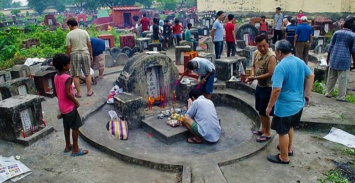 তিলোত্তমার বুকেই শুয়ে! লোকচক্ষুর আড়ালে ঠিক কেমন চিনাদের কবরখানা?