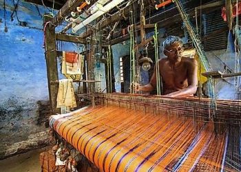 অতীতের গণ আন্দোলনের বিজয় পতাকার জন্য আজও জীবিত শান্তিপুরের তাঁত!