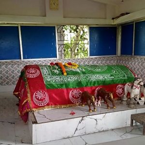 ধর্মের বেড়াজাল পেরিয়ে মুসলিমহীন মাজার সযত্নে আগলে রেখেছেন হিন্দুরা!