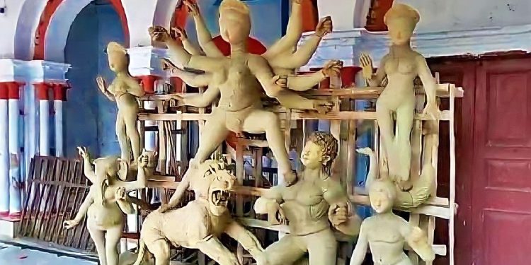 দশমী নয়, অষ্টমীর সিঁদুর খেলাই টিকিয়ে রেখেছে এই বাড়ির ঐতিহ্য!