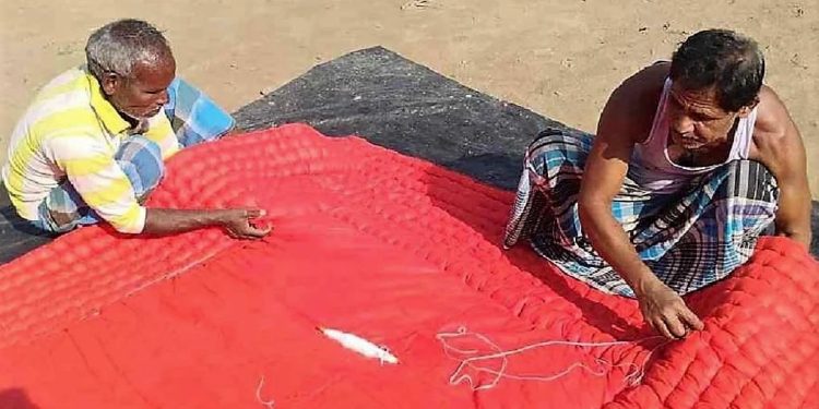 Daily News Reel - Why Quilt Woven by Red Cloth