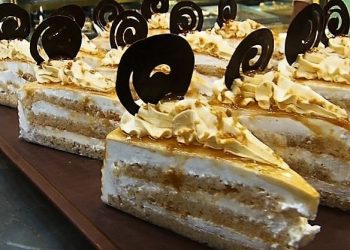 প্রাচ্য পাশ্চাত্যের অদ্ভুত কেমিস্ট্রি নলেন গুড়ের পেস্ট্রি!