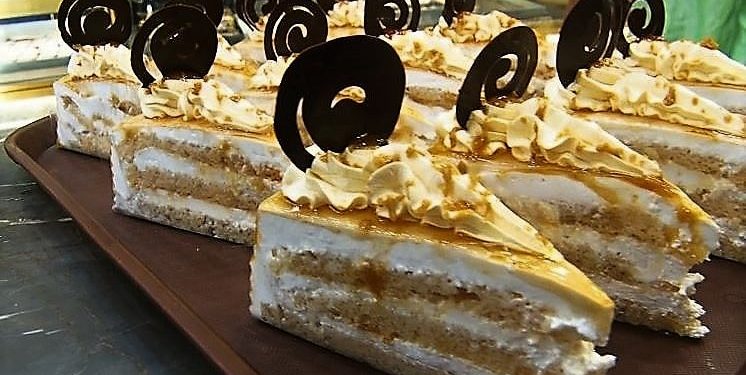 প্রাচ্য পাশ্চাত্যের অদ্ভুত কেমিস্ট্রি নলেন গুড়ের পেস্ট্রি!