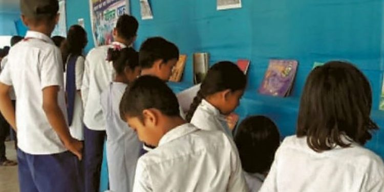 বই পড়ার অভ্যাস বাড়াতে বিদ্যালয়েই বইমেলা হাওড়ার স্কুলের