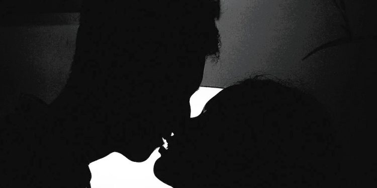 অতিরিক্ত উত্তেজনায় চুমু খেলে ভাঙতে পারে নাক, হতে পারেন কালা