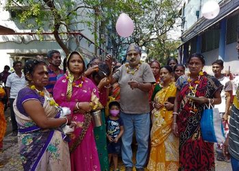 Daily News Reel - Hospital Man Partha Celebrates Dol with Cancer Patients