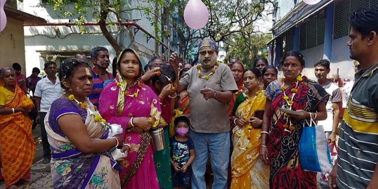 Daily News Reel - Hospital Man Partha Celebrates Dol with Cancer Patients