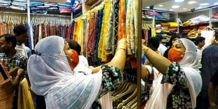 Daily News Reel - Bangladeshi Crowd in Newmarket Eid Shopping