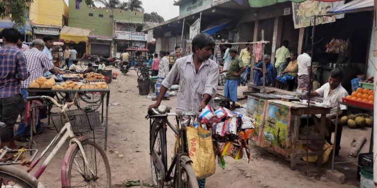 মুর্শিদাবাদে জমজমাট পাশাপাশি দুই প্রত্যন্ত গ্রামের ইফতার বাজার