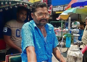 Daily News Reel - Rickshaw Puller Fights with Oxygen Tube in Rajshahi