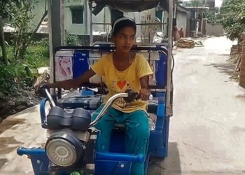 Daily News Reel - Life Struggle of Kalna Girl as a Toto Driver