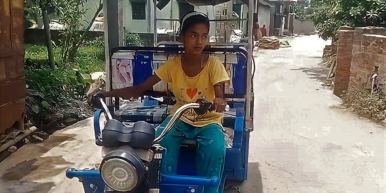 Daily News Reel - Life Struggle of Kalna Girl as a Toto Driver