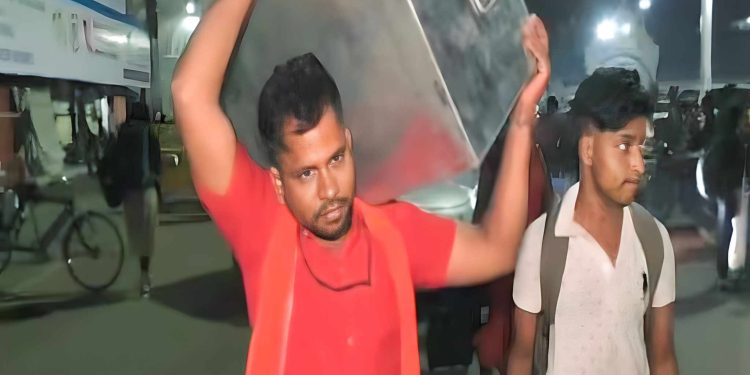 Daily News Reel - This Man Professor by Day Porter by Night