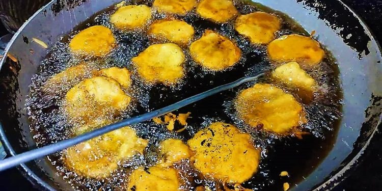 Daily News Reel - Couple of Balagarh Earning Love by Selling Phuluri for Rs One