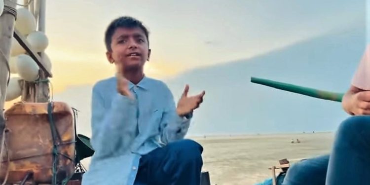 “মন বসে না শহরে” খ্যাত ছেলেটি ‘ভাইরালে’র ভিড়ে হারিয়ে যাবে না তো?