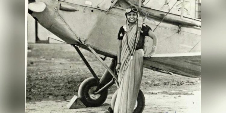 পরনে শাড়ি মাথায় হেলমেট! ককপিটে ভারতের প্রথম মহিলা পাইলট
