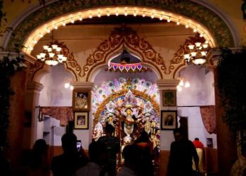 Daily News Reel - Durga Comes to Mitra Bari in Kumortuli to Eat