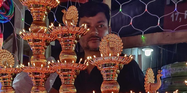 Daily News Reel - Ezra Street Light Market Filled with Diwali Crowds
