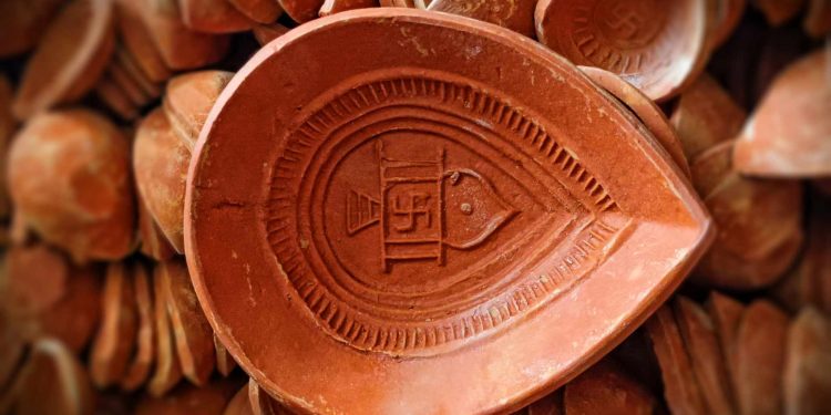 Daily News Reel - Selling of Clay Lamp at Kumartuli