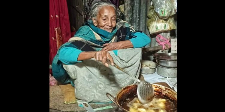Daily News Reel - 86 Years Old Lady Sales Singara at Unbelievable Cost