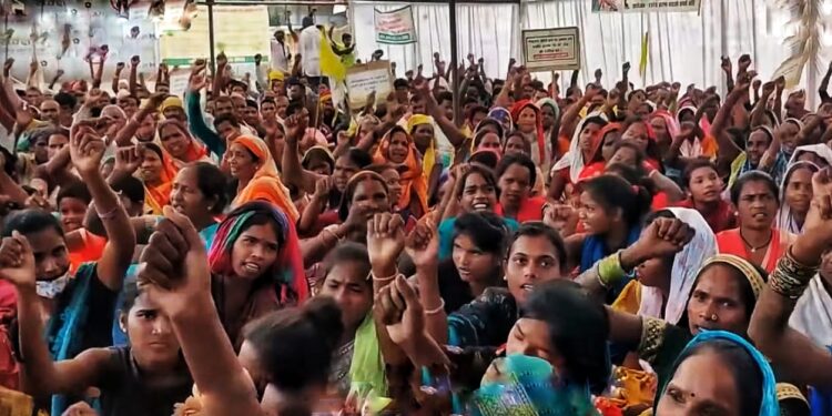 Daily News Reel - Adivasi Protest Against Forest Being Cut For Cole Mining