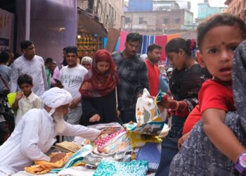 Daily News Reel - Bangladeshi Crowd in Kolkata Eid Market
