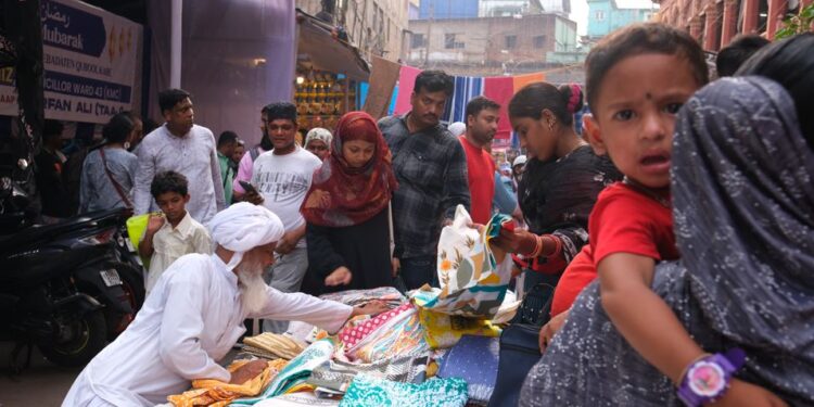 Daily News Reel - Bangladeshi Crowd in Kolkata Eid Market