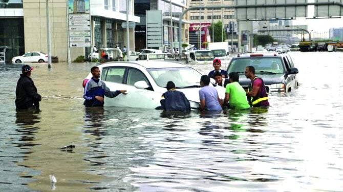 মরুভূমিতে বন্যা! ভারত যখন পুড়ছে, আরব দেশে ভাসছে নৌকা।