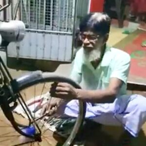 Daily News Reel – Birbhum’s bicycle mechanic is also a musician Feature-min