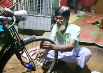 বীরভূমের নতুন চমক! সাইকেল মিস্ত্রির সঙ্গীত প্রতিভায় মুগ্ধ সকলেই
