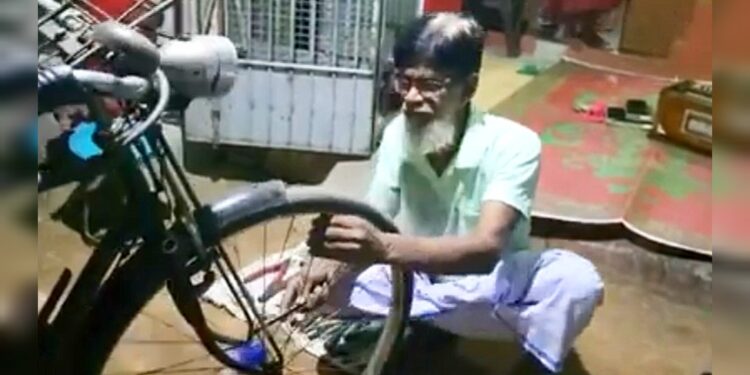 বীরভূমের নতুন চমক! সাইকেল মিস্ত্রির সঙ্গীত প্রতিভায় মুগ্ধ সকলেই