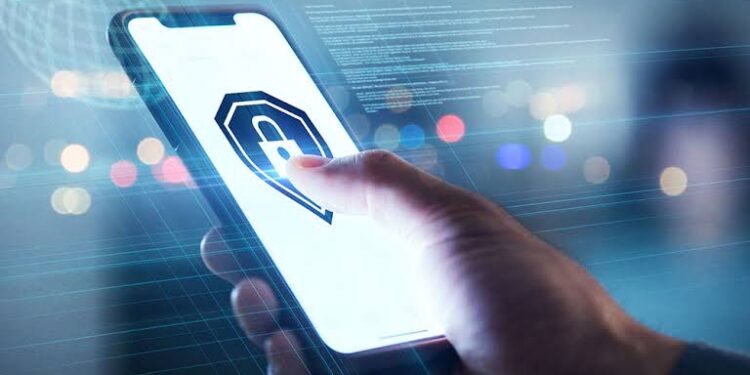 আপনার ডেটা, হ্যাকারদের হাতে: স্মার্টফোন কি সত্যিই নিরাপদ?