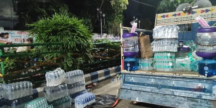 অবস্থানস্থলে অবিরাম এসে যাচ্ছে খাবার-জল, কারা অর্ডার দিচ্ছে এসব?