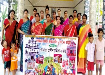 ঠাকুর কেনা, পুজোর দায়িত্ব; গোয়ারা গ্রামের পুজোতে মহিলারাই দশভূজা