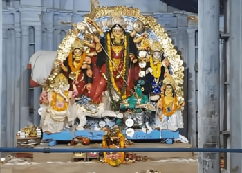 পাণ্ডুয়ার শতাব্দীপ্রাচীন এই জমিদার বাড়ির পুজো করে গ্রামের ছাত্ররাই