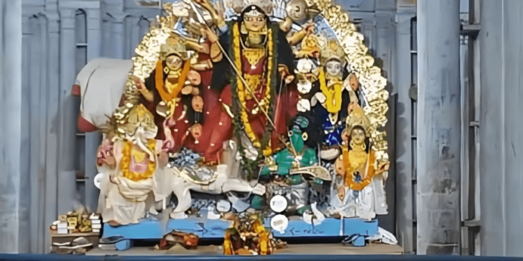 পাণ্ডুয়ার শতাব্দীপ্রাচীন এই জমিদার বাড়ির পুজো করে গ্রামের ছাত্ররাই